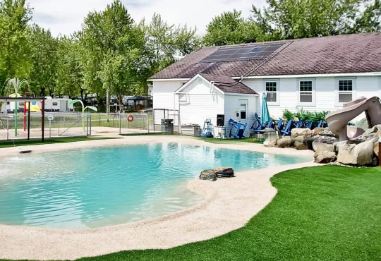 à 1h30 de Montréal, entièrement zoné blanc, gros potentiel agrandissement!